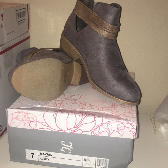 NWT. Maverik Grey booties. 👢 - Picture 4 of 4
